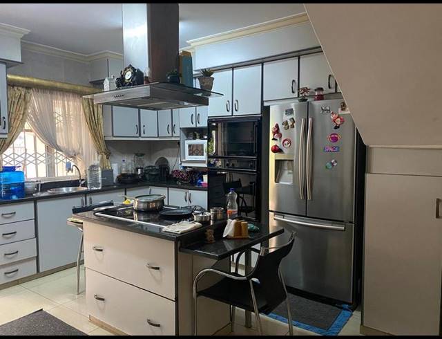 4 BEDROOM TOWNHOUSE FOR SALE IN SHERWOOD